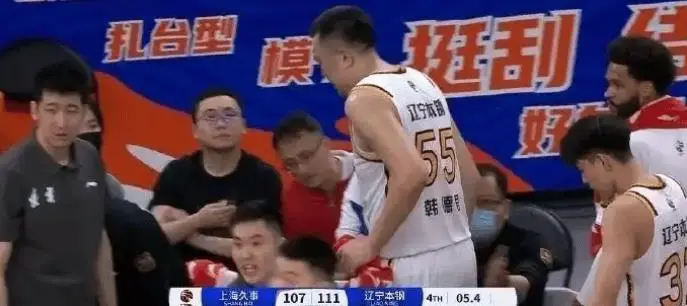 辽宁男篮内线核心韩德君本赛季表现稳定发挥关键作用