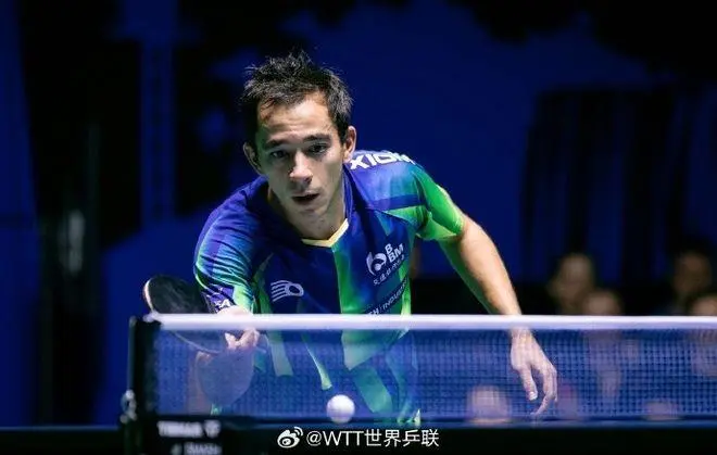 雨果在乒乓球比赛中以3比0完胜对手 三局比分均为大比分领先