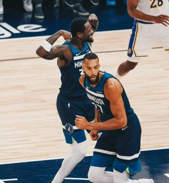 森林狼险胜湖人夺赛点，爱德华兹43分东契奇空砍38分