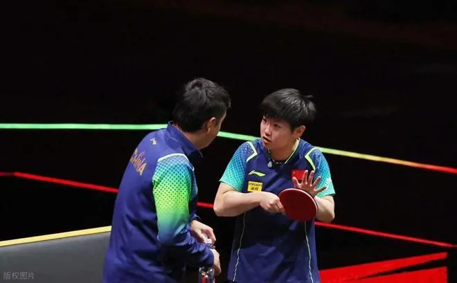 孙颖莎邱贻可合影庆祝夺冠 国乒教练组分享捧杯瞬间