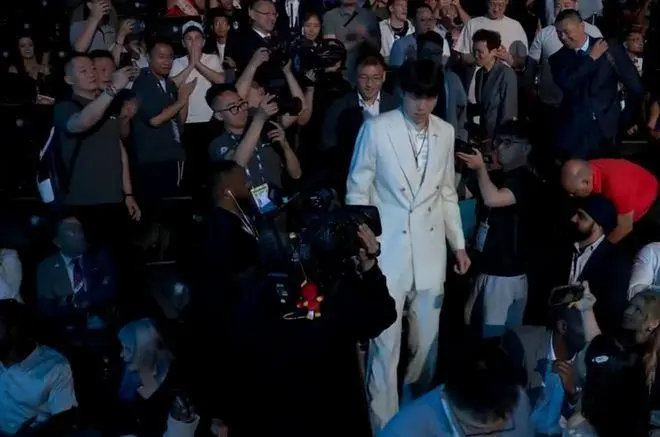 中国球员杨瀚森在NBA选秀大会被开拓者队以16号签选中