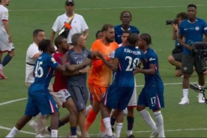 巴黎圣日耳曼主帅恩里克争议手势引发冲突升级 法甲联赛现紧张局面