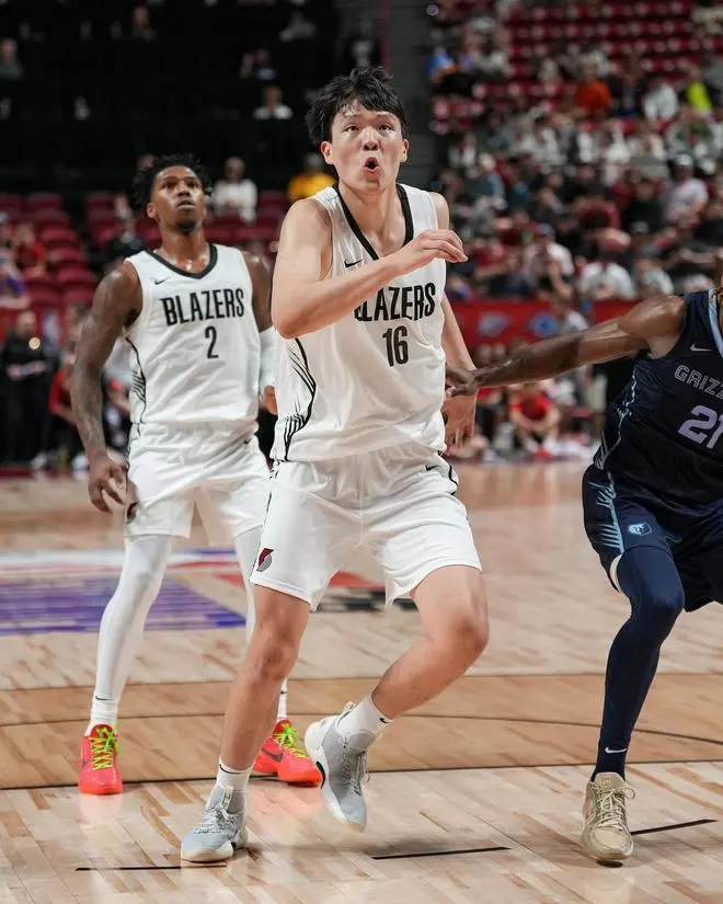 2025年NBA选秀大会杨瀚森以首轮第16顺位被球队选中